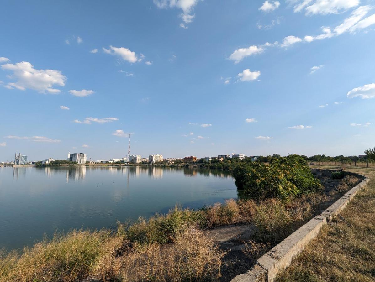 Horizon View Villa - Lakefront Terrace Suite Бухарест Экстерьер фото