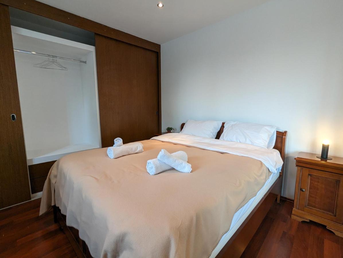 Horizon View Villa - Lakefront Terrace Suite Бухарест Экстерьер фото