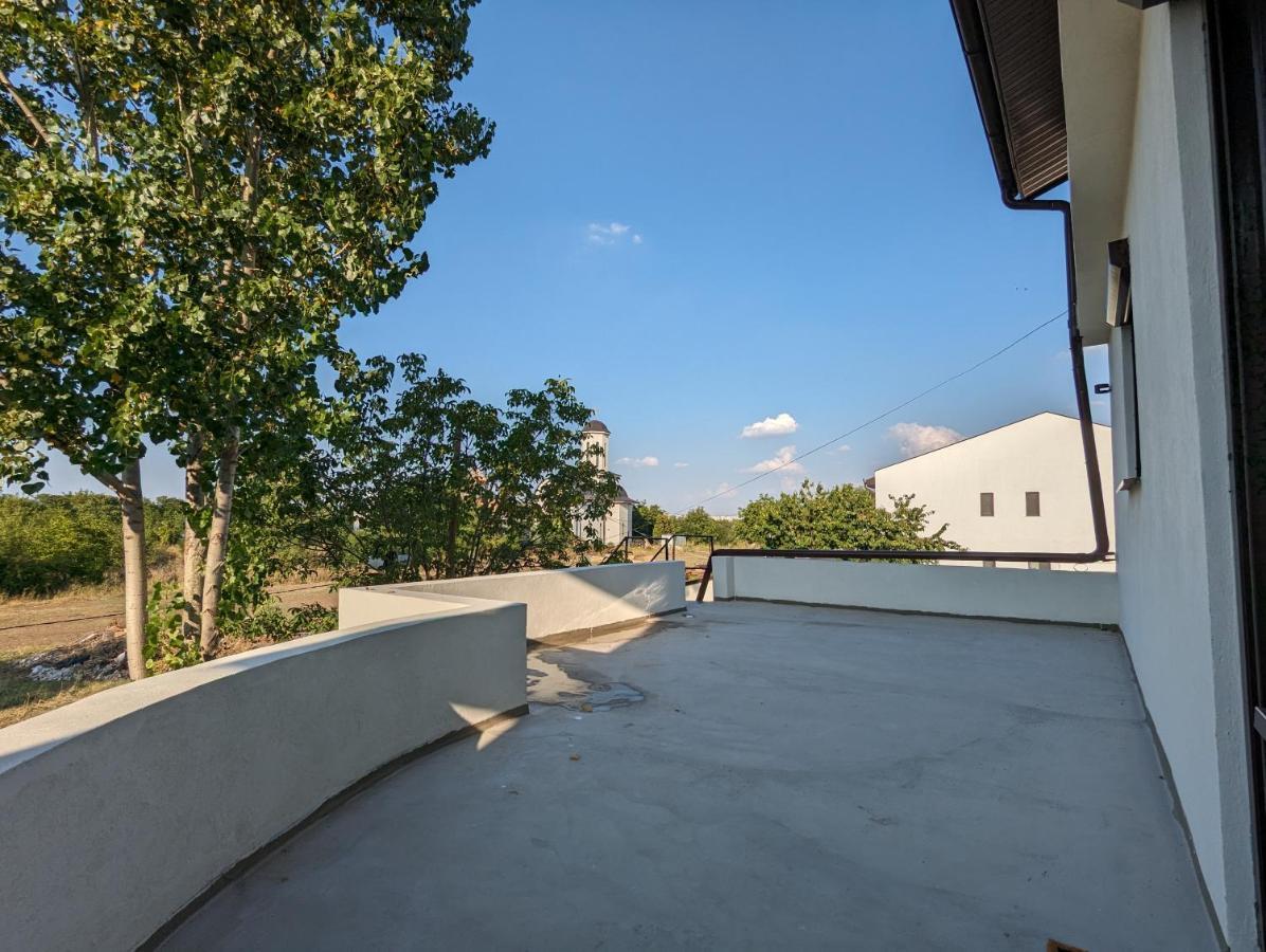 Horizon View Villa - Lakefront Terrace Suite Бухарест Экстерьер фото