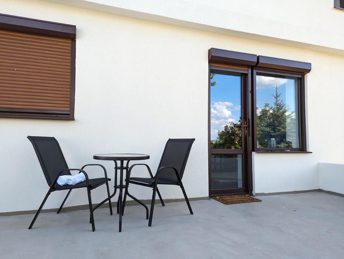 Horizon View Villa - Lakefront Terrace Suite Бухарест Экстерьер фото