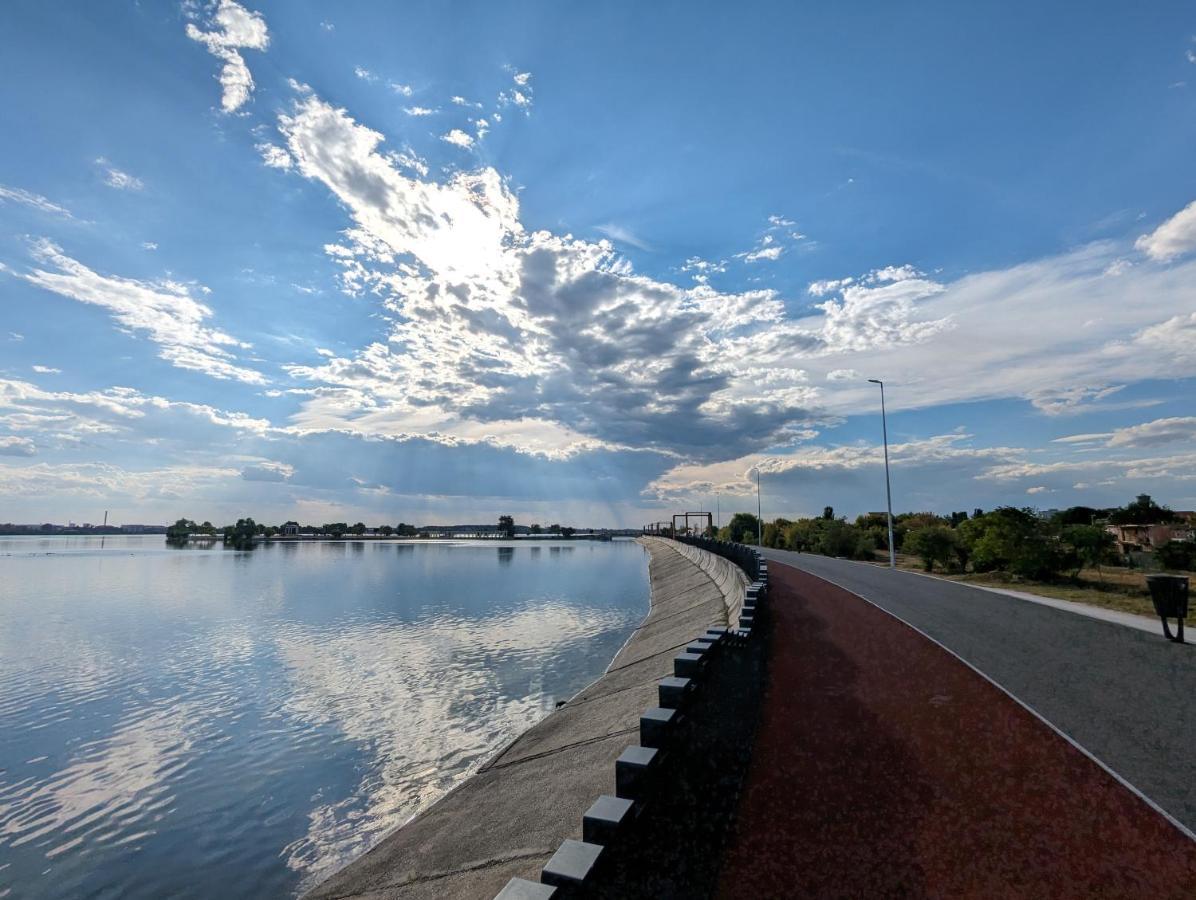 Horizon View Villa - Lakefront Terrace Suite Бухарест Экстерьер фото