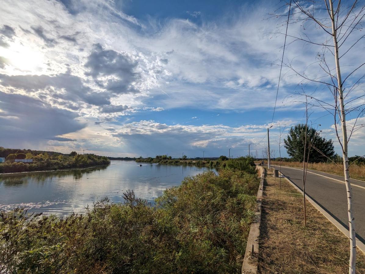 Horizon View Villa - Lakefront Terrace Suite Бухарест Экстерьер фото